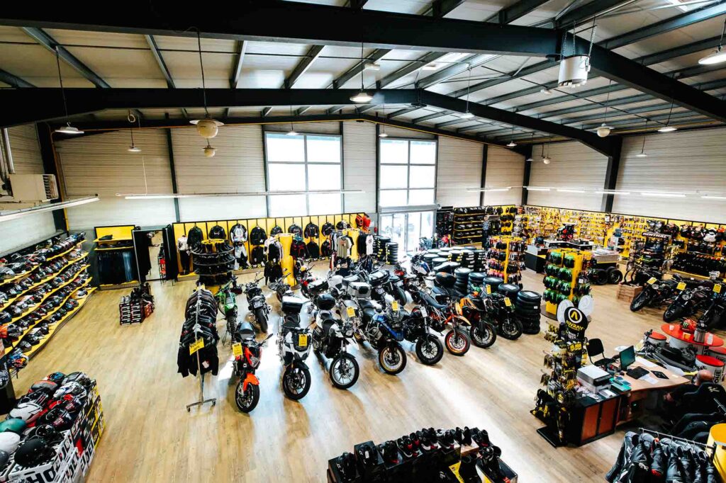 Photo de l'intérieur de la boutique d'accessoires et d'équipements motos - Moto Pro Shop à La Bâthie